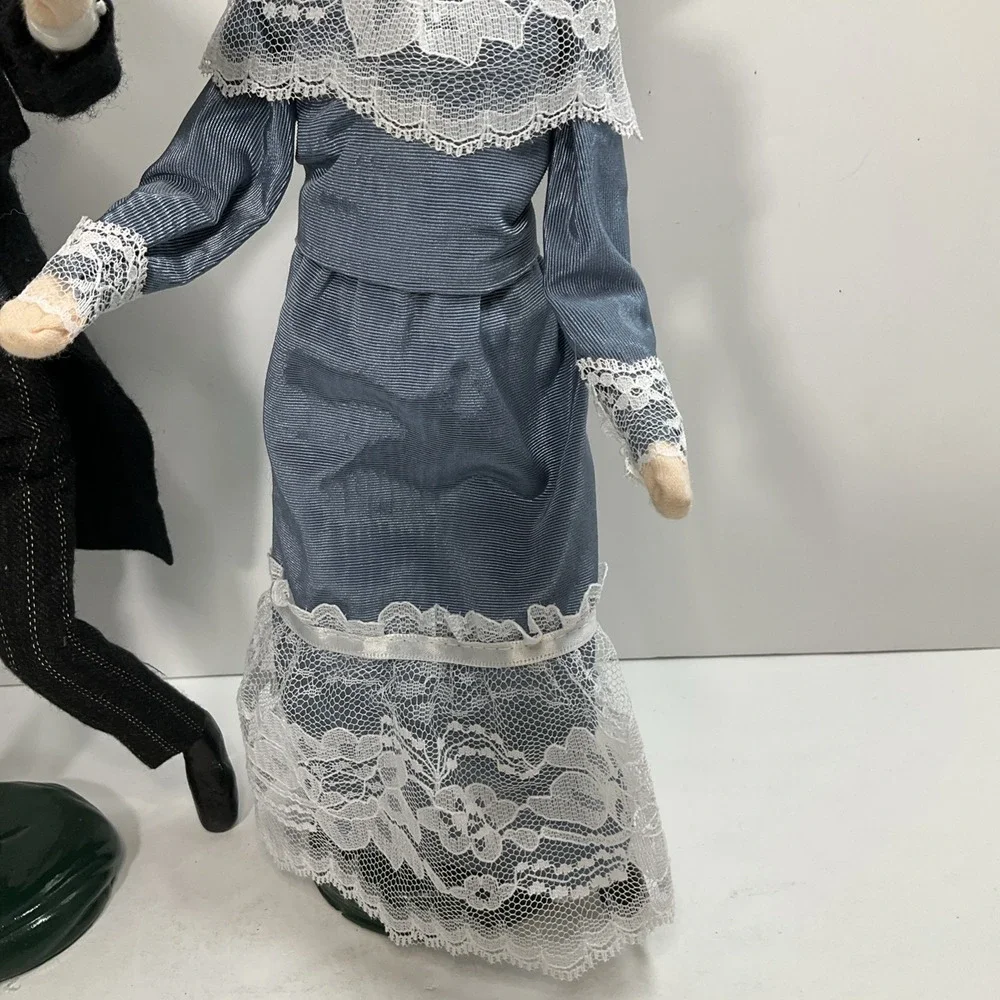 Byers Choice Christmas Carolers 1999 Victorian Dancing Couple - Picture 5 of 9